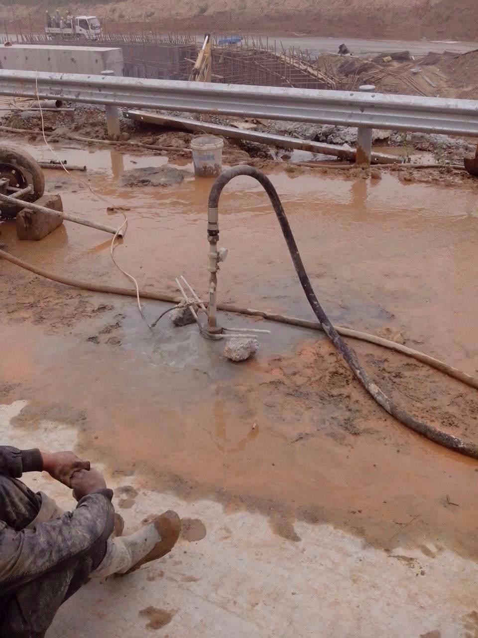 龙陵路基压密注浆